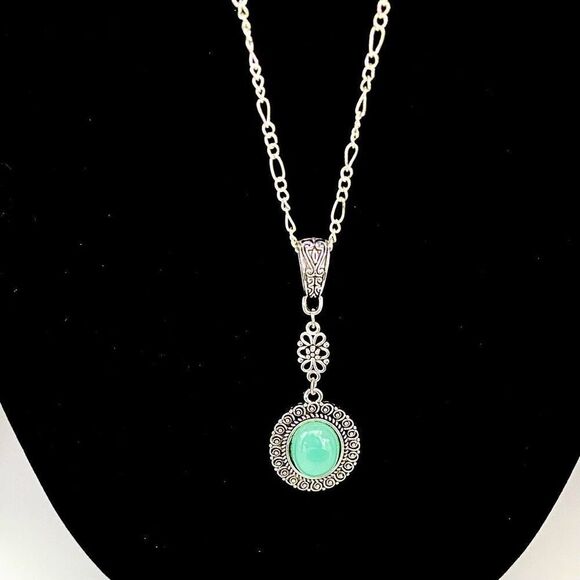 AWT Aventurine & Sterling 925 Silver Pendant & Chain - Picture 2 of 5